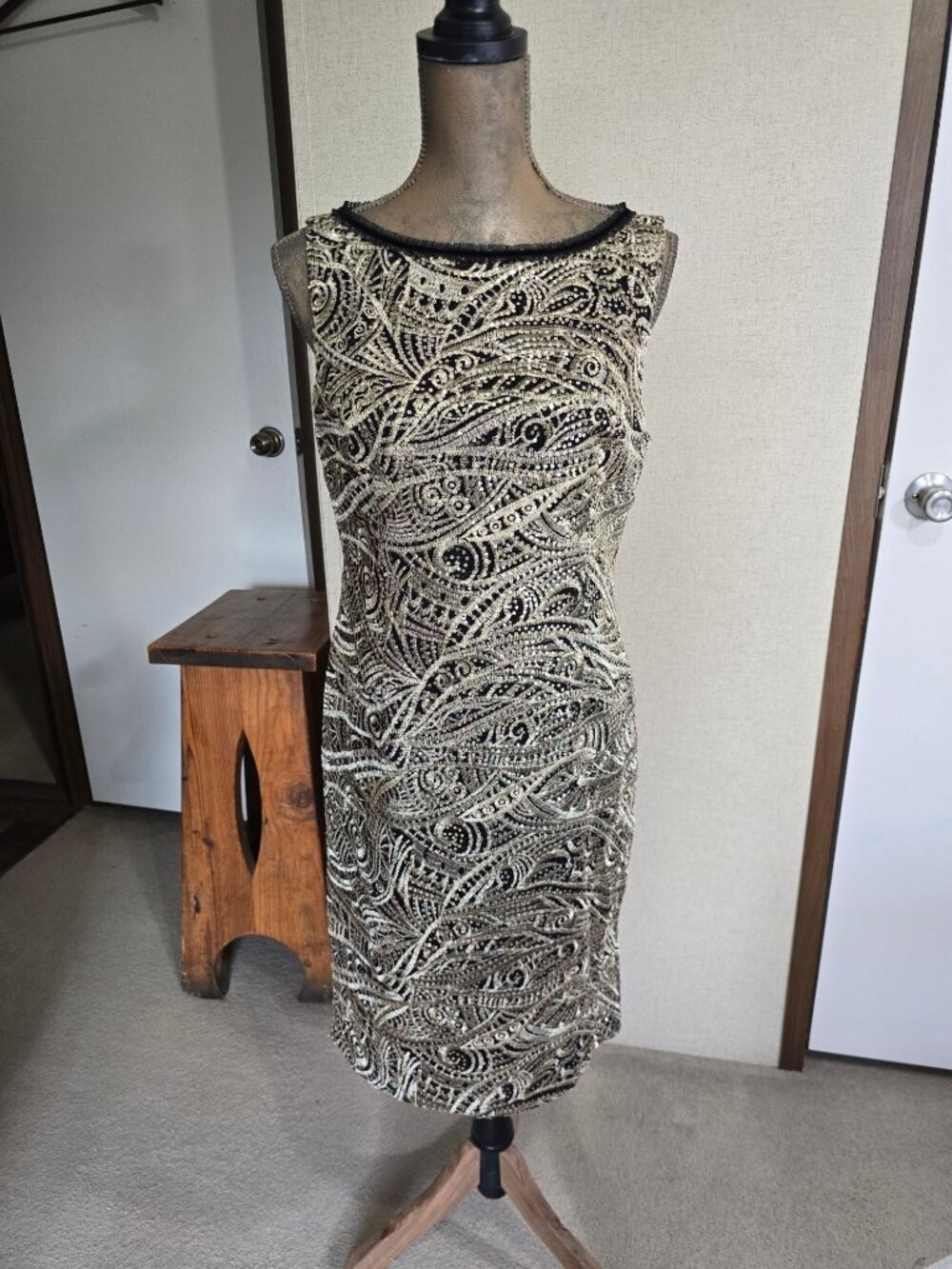 Alex Marie Gold & Black Sleeveless Sequin Cocktail Dress Size 8 Elegant Evening